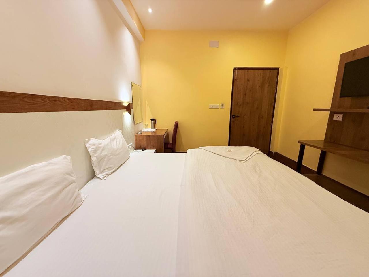 Hotel Shivam - Near Kashi Vishwanath Temple With Parking And Lift Varanasi