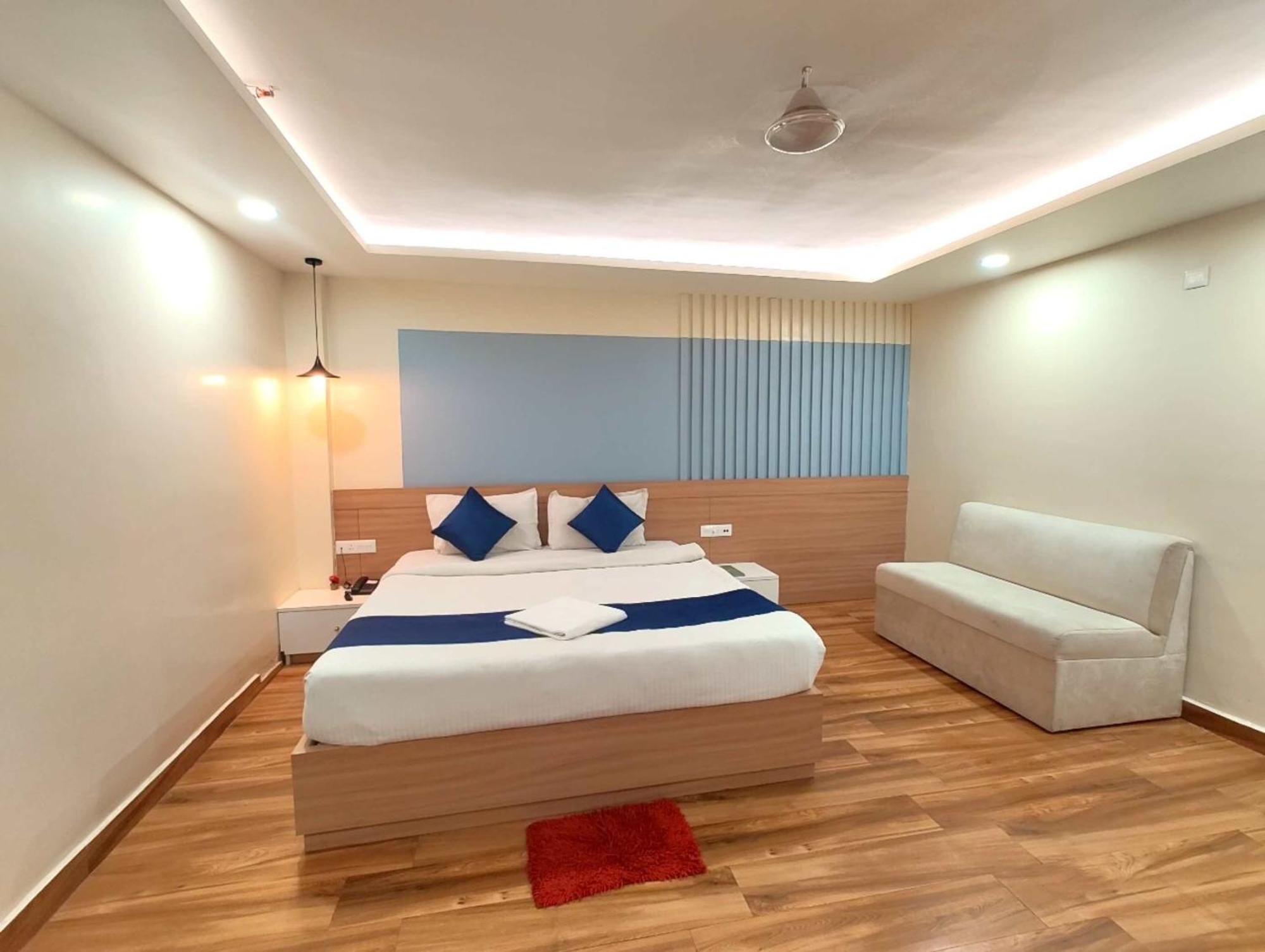 Gr Kashi Grand ! - Best Location Near Shree Kashi Viswanath Temple And Ganga Arti Dashawamedh Ghat ! Providing Air Conditioned And Well Decorated * Varanasi