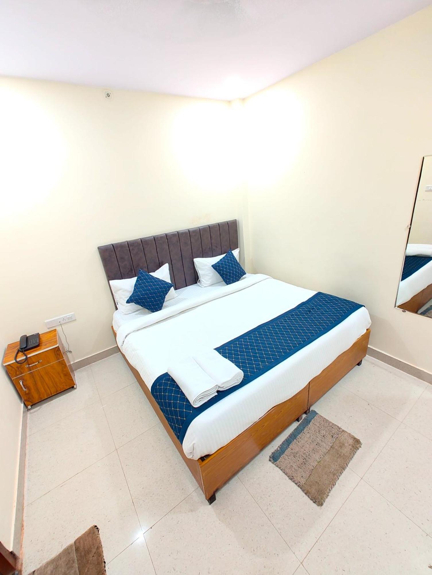 Gr Kashi Grand ! - Best Location Near Shree Kashi Viswanath Temple And Ganga Arti Dashawamedh Ghat ! Providing Air Conditioned And Well Decorated * Varanasi