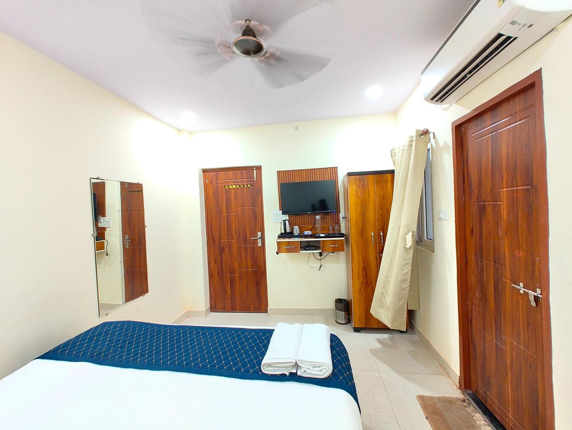 Homestay Gr Kashi Grand ! - Best Location Near Shree Kashi Viswanath Temple And Ganga Arti Dashawamedh Ghat ! Providing Air Conditioned And Well Decorated *