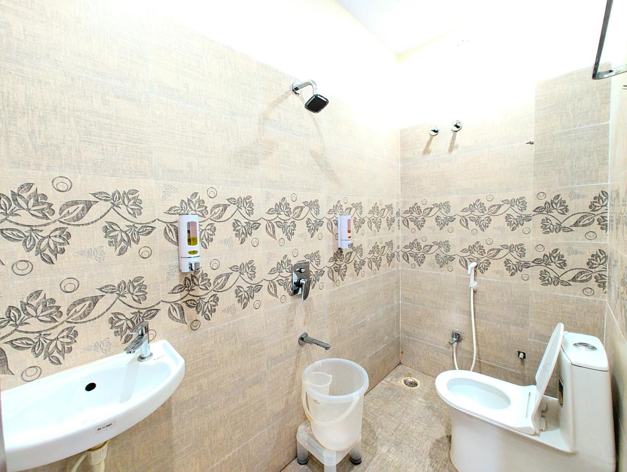 Gr Kashi Grand ! - Best Location Near Shree Kashi Viswanath Temple And Ganga Arti Dashawamedh Ghat ! Providing Air Conditioned And Well Decorated Homestay *