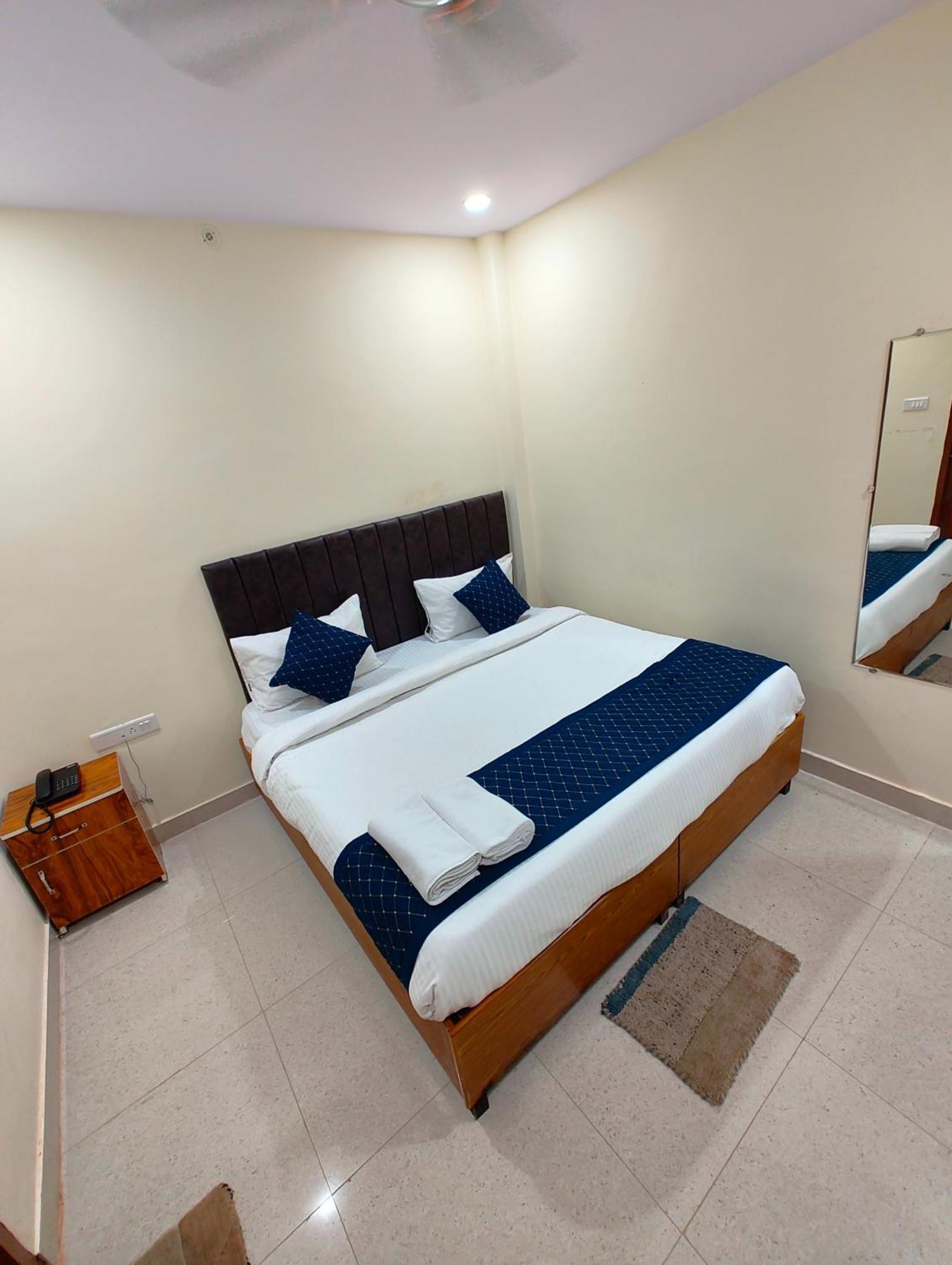 Homestay Gr Kashi Grand ! - Best Location Near Shree Kashi Viswanath Temple And Ganga Arti Dashawamedh Ghat ! Providing Air Conditioned And Well Decorated