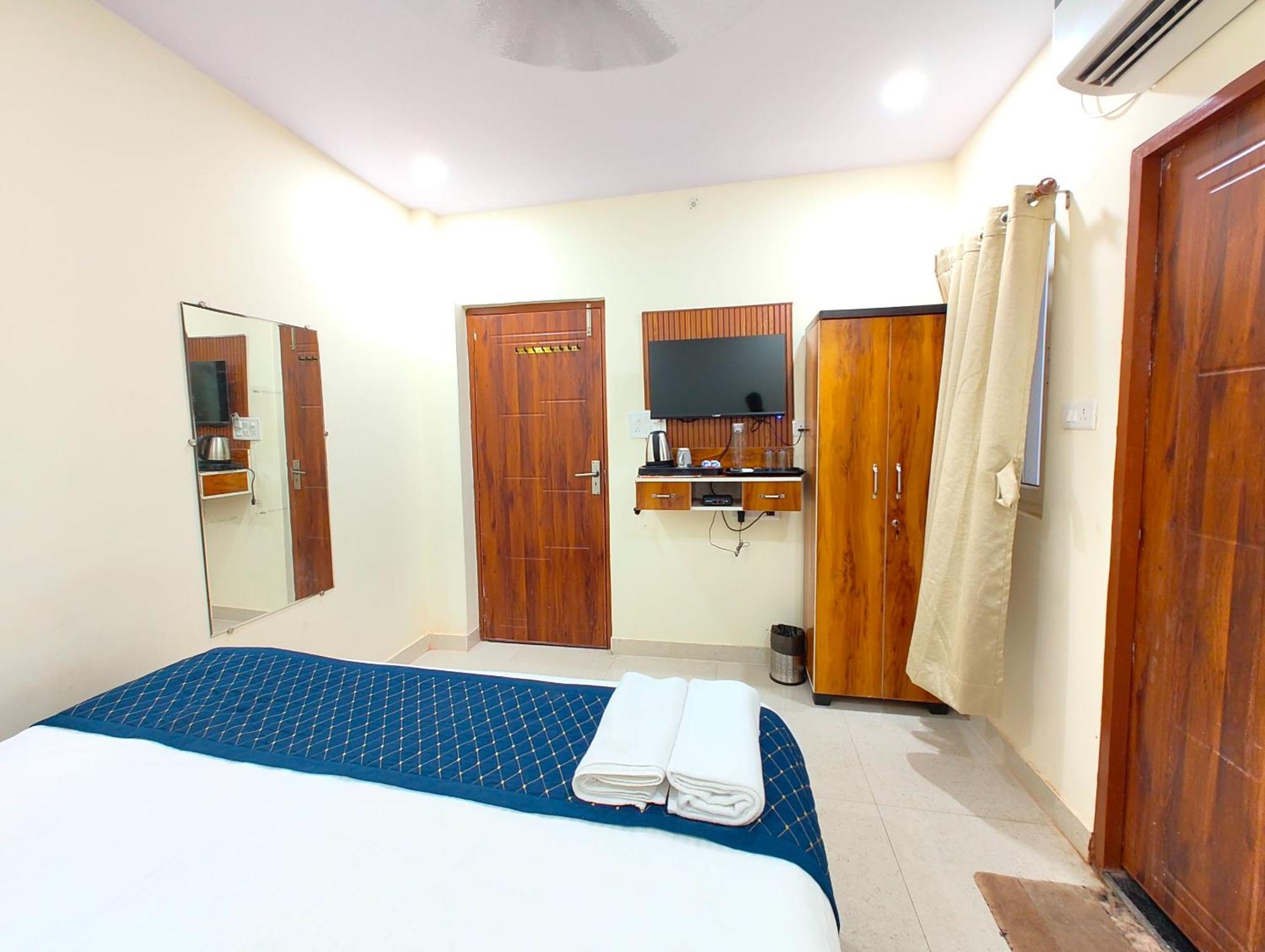 Gr Kashi Grand ! - Best Location Near Shree Kashi Viswanath Temple And Ganga Arti Dashawamedh Ghat ! Providing Air Conditioned And Well Decorated Varanasi