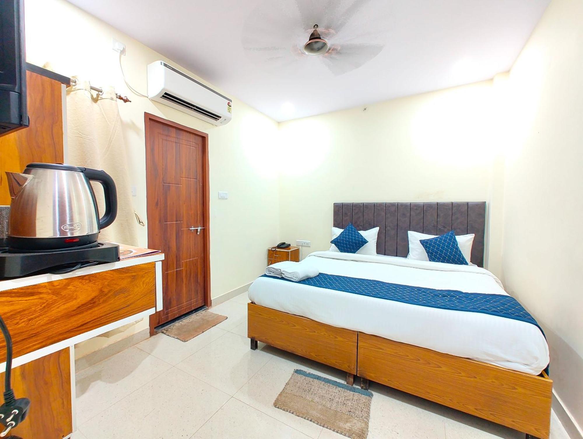 Gr Kashi Grand ! - Best Location Near Shree Kashi Viswanath Temple And Ganga Arti Dashawamedh Ghat ! Providing Air Conditioned And Well Decorated * Varanasi