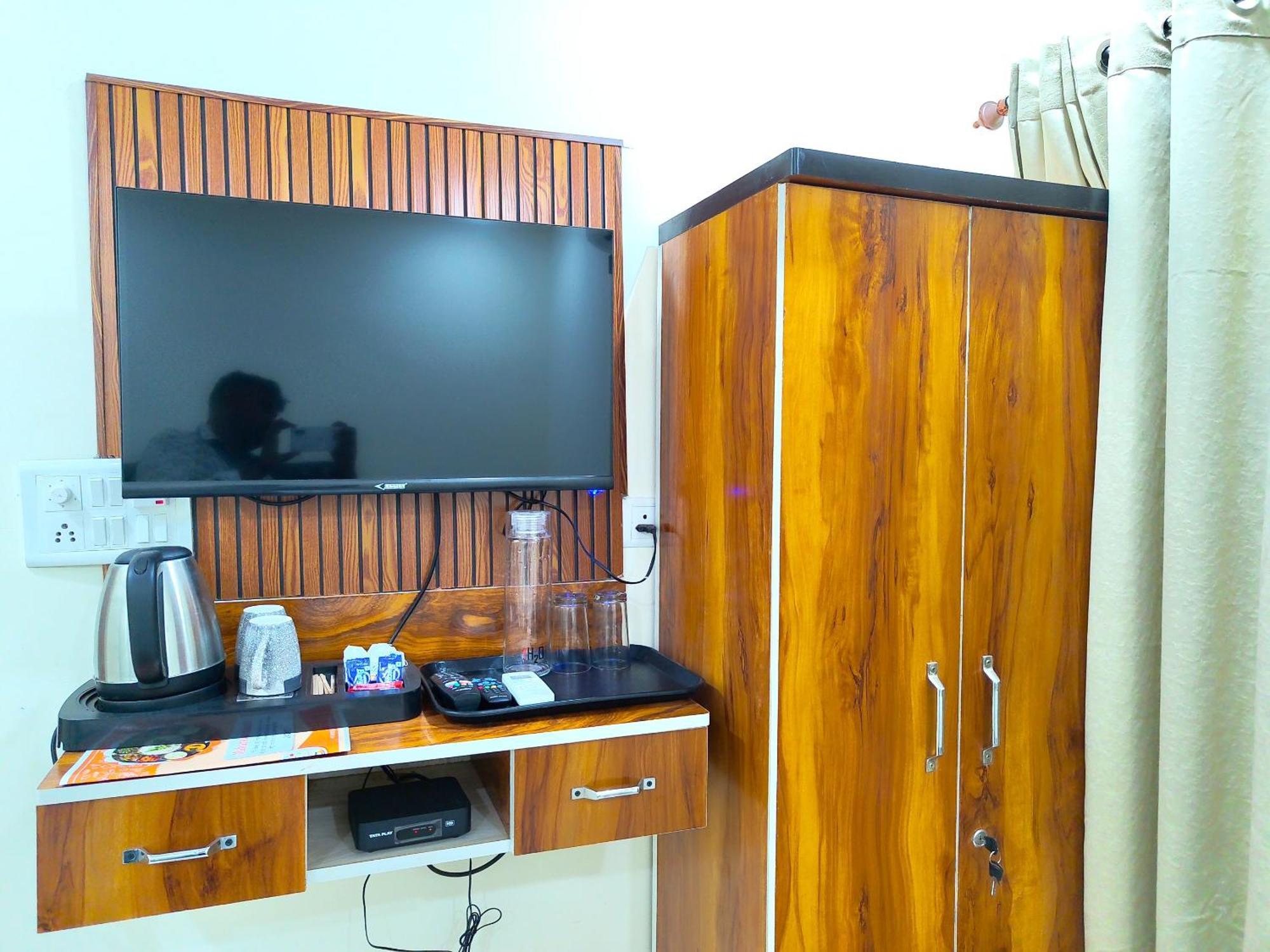 Gr Kashi Grand ! - Best Location Near Shree Kashi Viswanath Temple And Ganga Arti Dashawamedh Ghat ! Providing Air Conditioned And Well Decorated Homestay