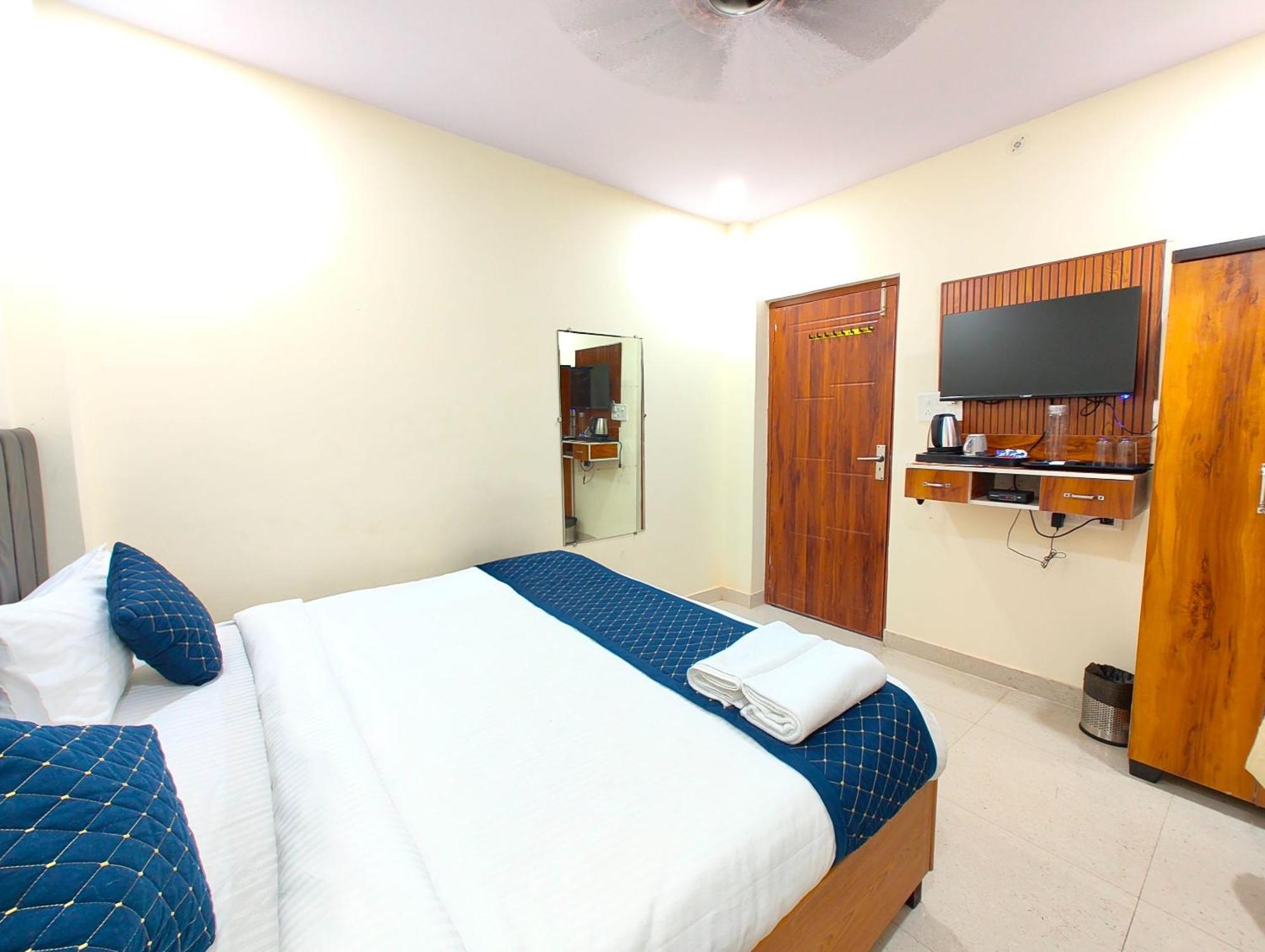 Gr Kashi Grand ! - Best Location Near Shree Kashi Viswanath Temple And Ganga Arti Dashawamedh Ghat ! Providing Air Conditioned And Well Decorated * Varanasi