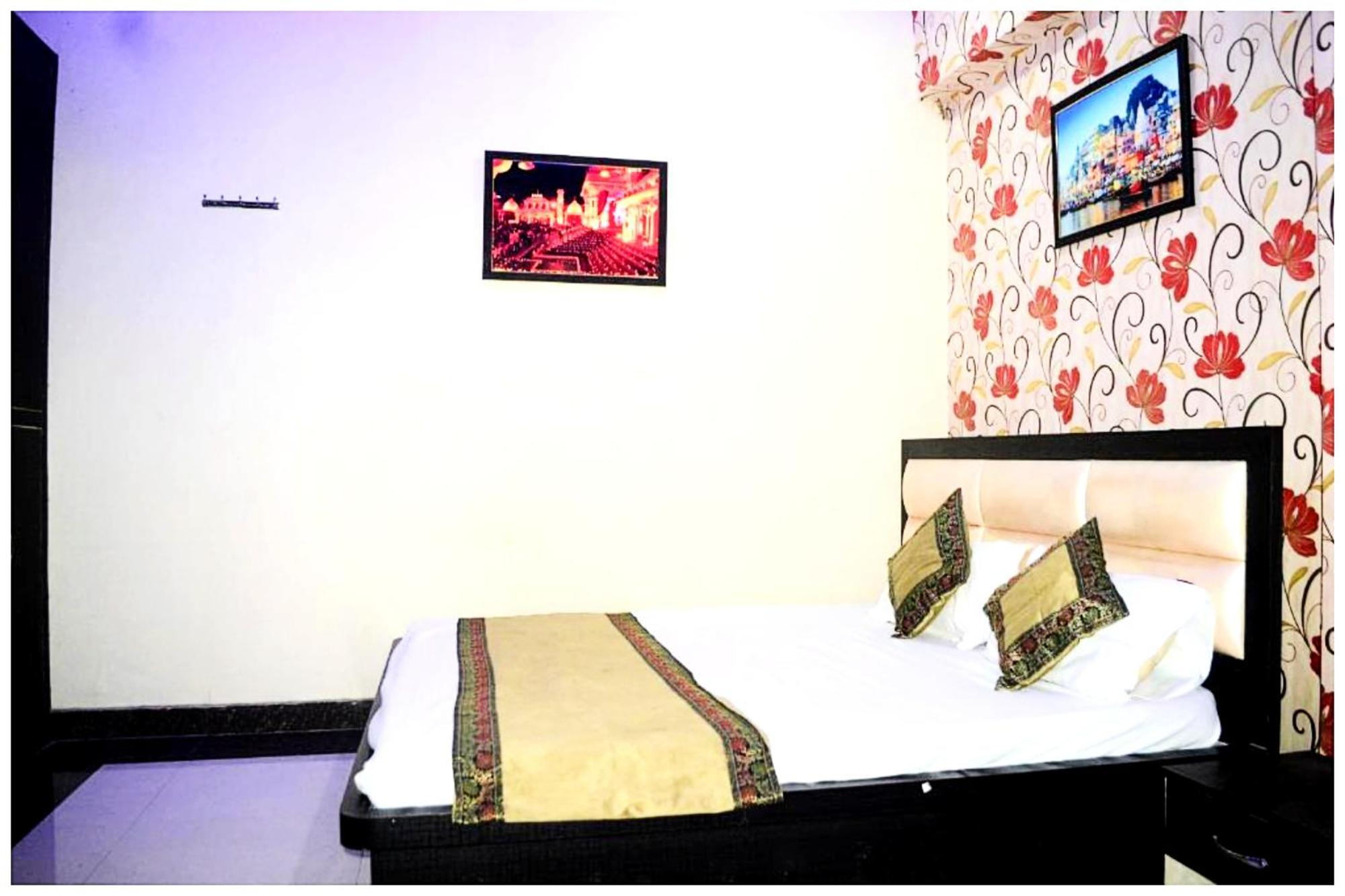 Hr And By Mainak Guest house