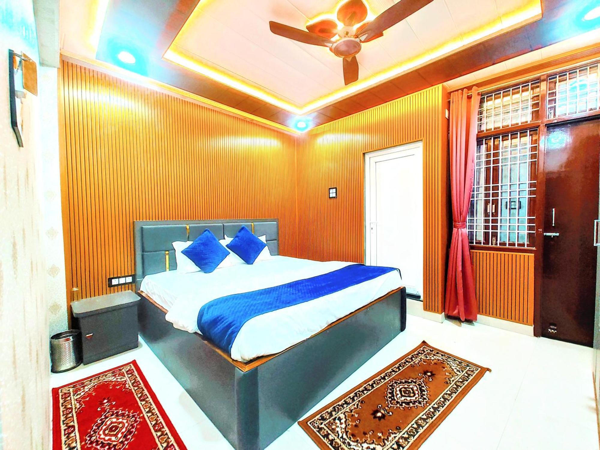 Hotel R K 700 Mtr From Kashi Vishwanath Temple Varanasi