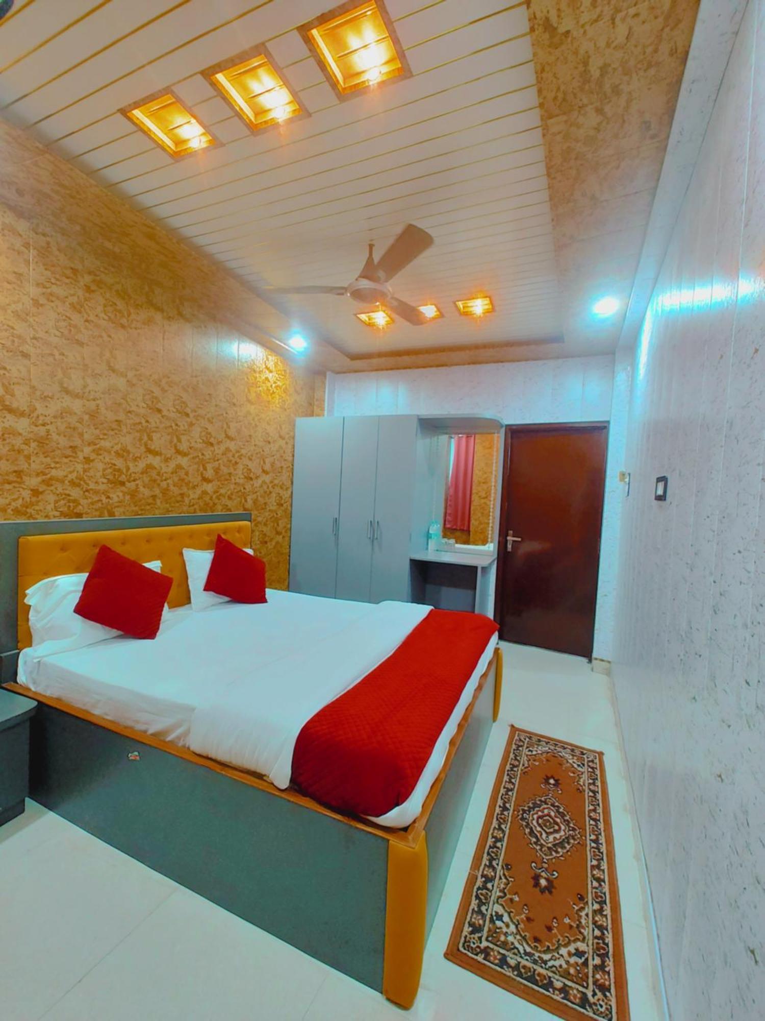 Hotel R K 700 Mtr From Kashi Vishwanath Temple