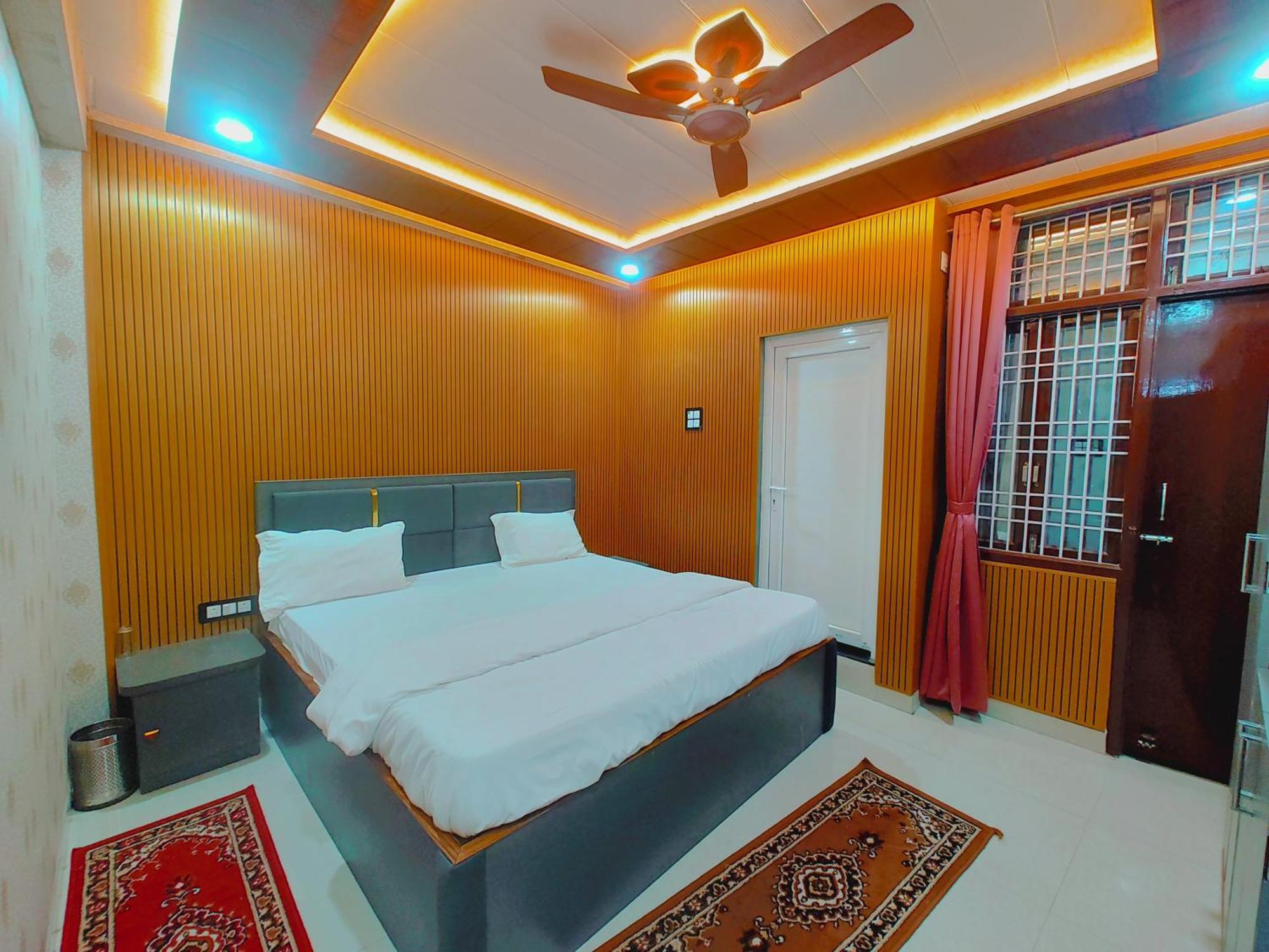 Hotel R K 700 Mtr From Kashi Vishwanath Temple Varanasi