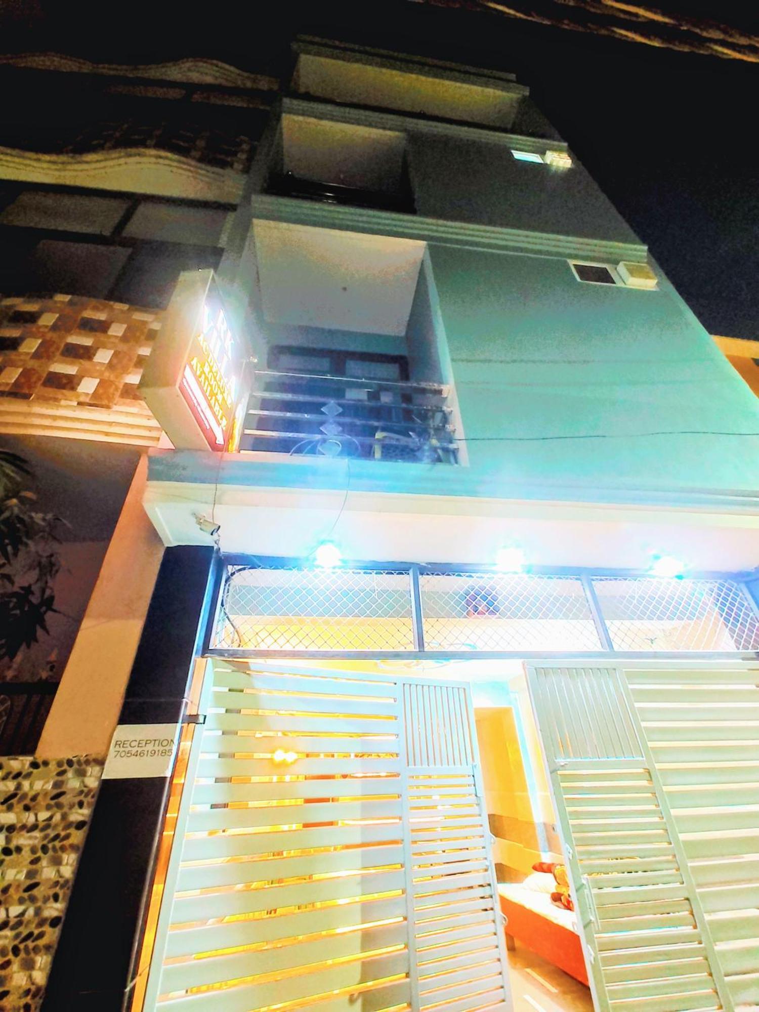 Hotel R K 700 Mtr From Kashi Vishwanath Temple *
