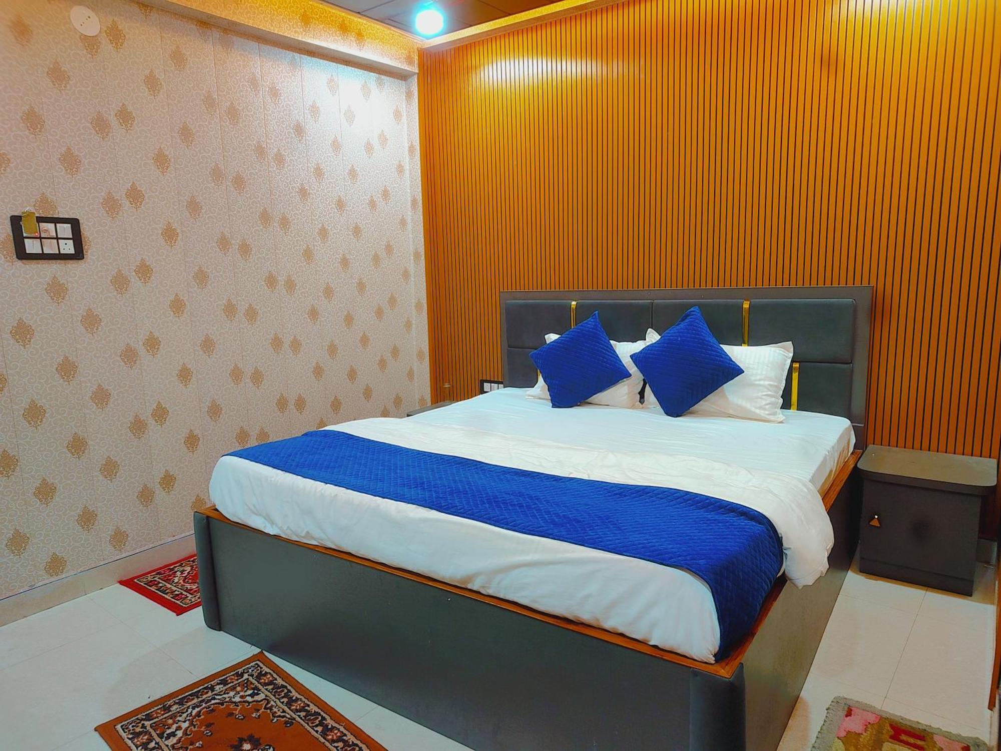 Hotel R K 700 Mtr From Kashi Vishwanath Temple Varanasi