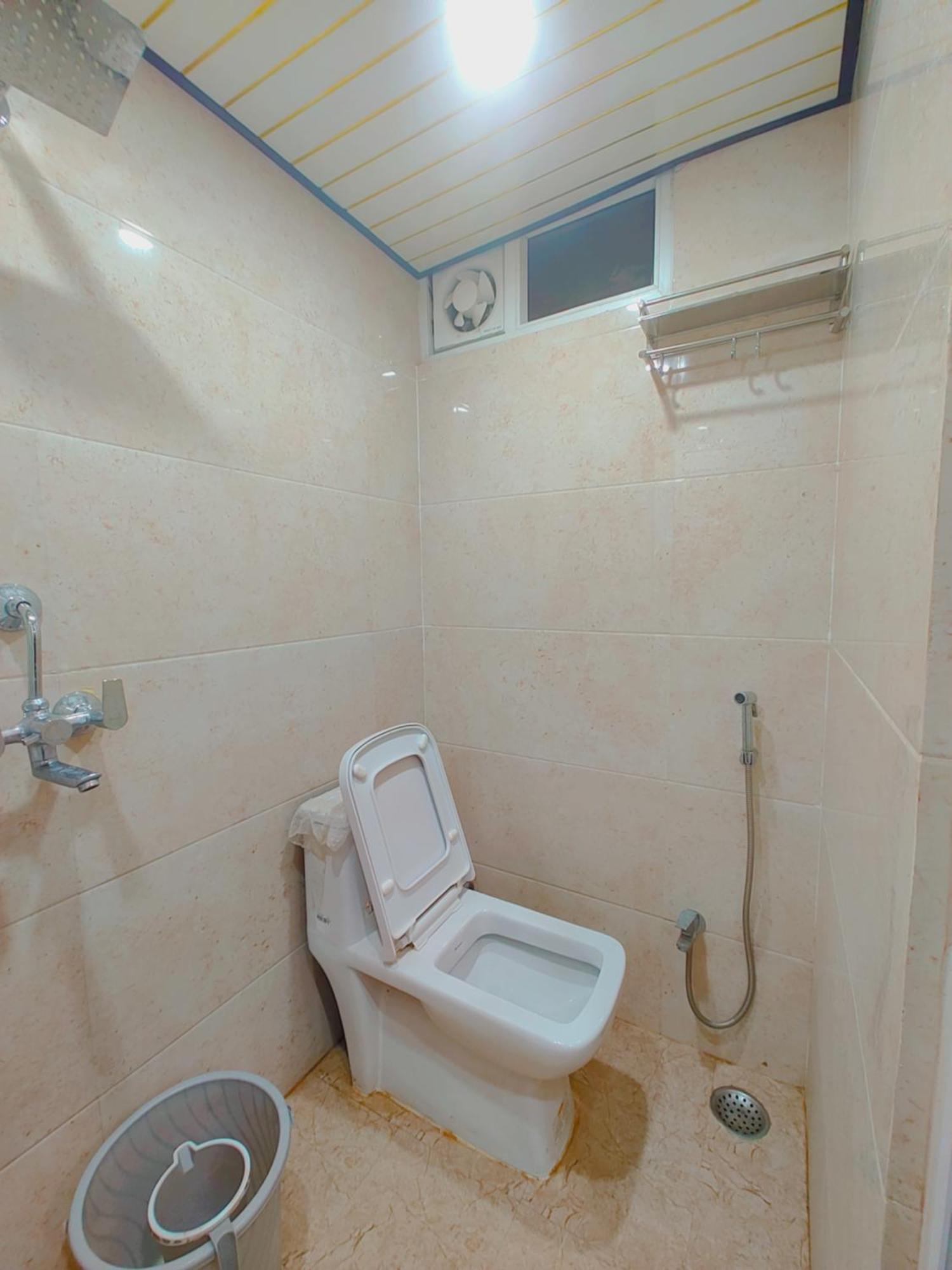 Hotel R K 700 Mtr From Kashi Vishwanath Temple