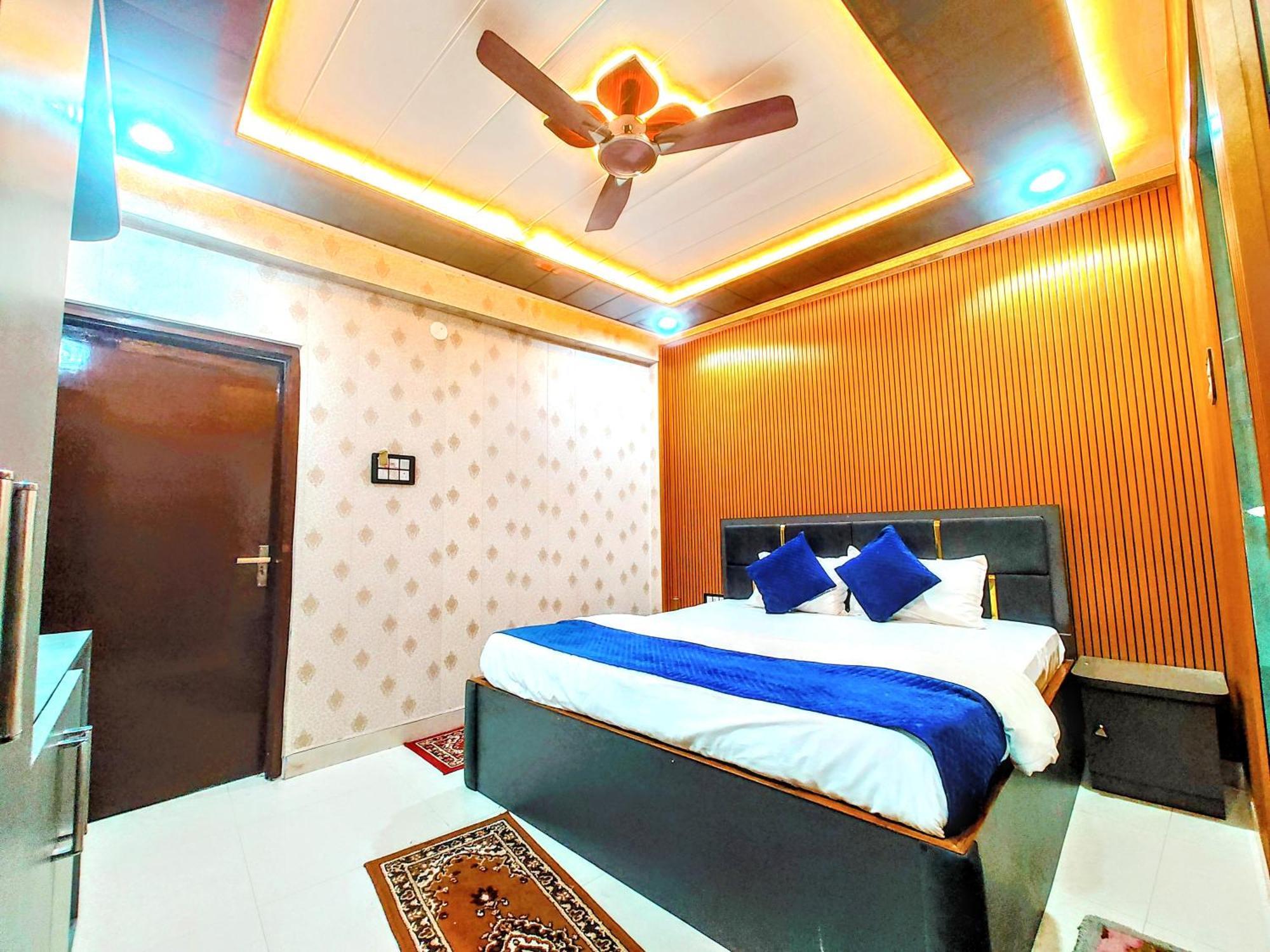 Hotel R K 700 Mtr From Kashi Vishwanath Temple *