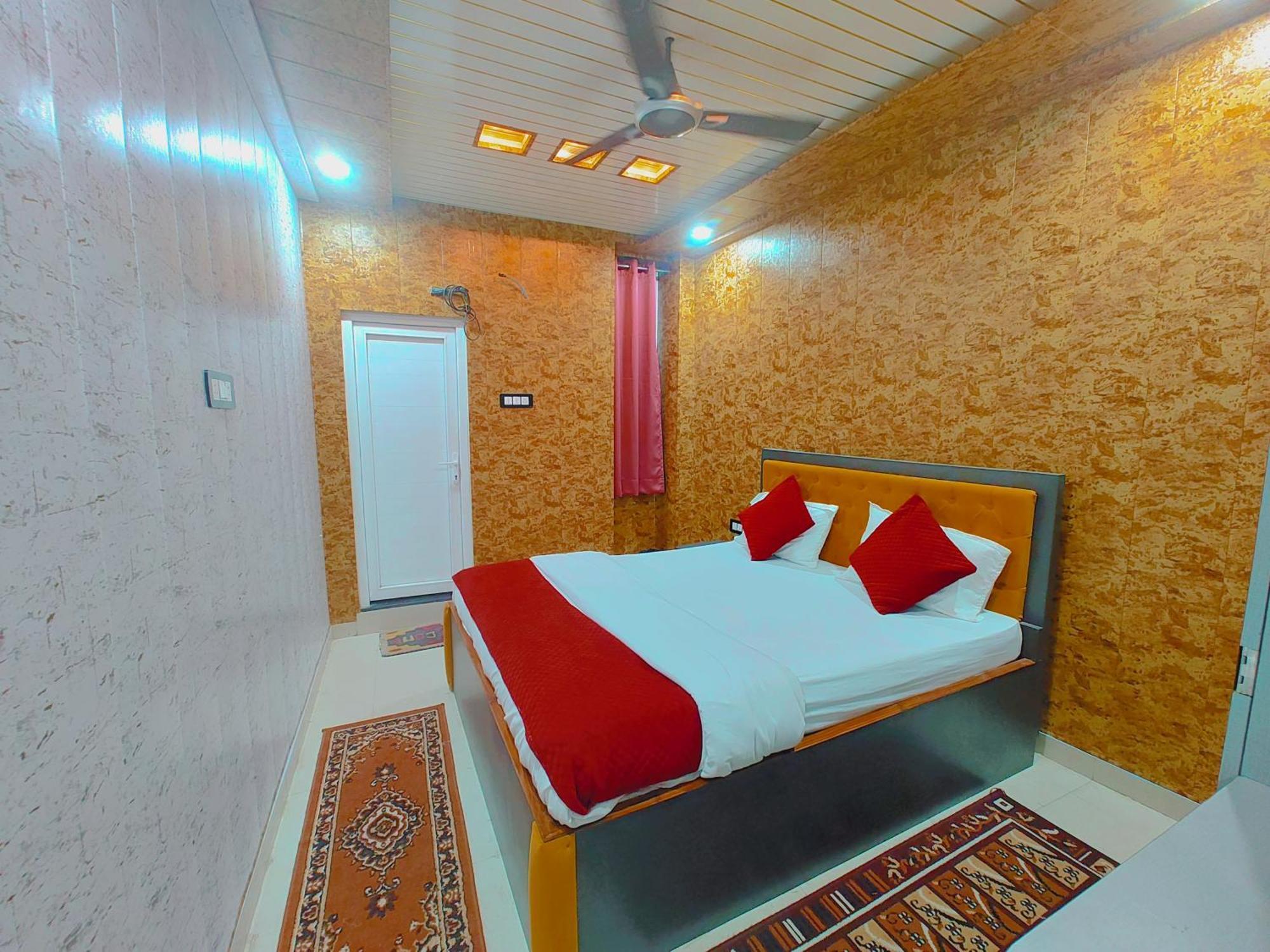 R K 700 Mtr From Kashi Vishwanath Temple Hotel