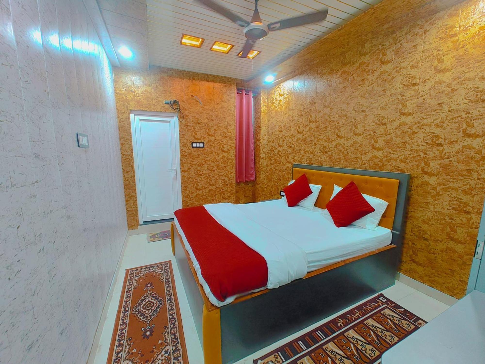 R K 700 Mtr From Kashi Vishwanath Temple Hotel *