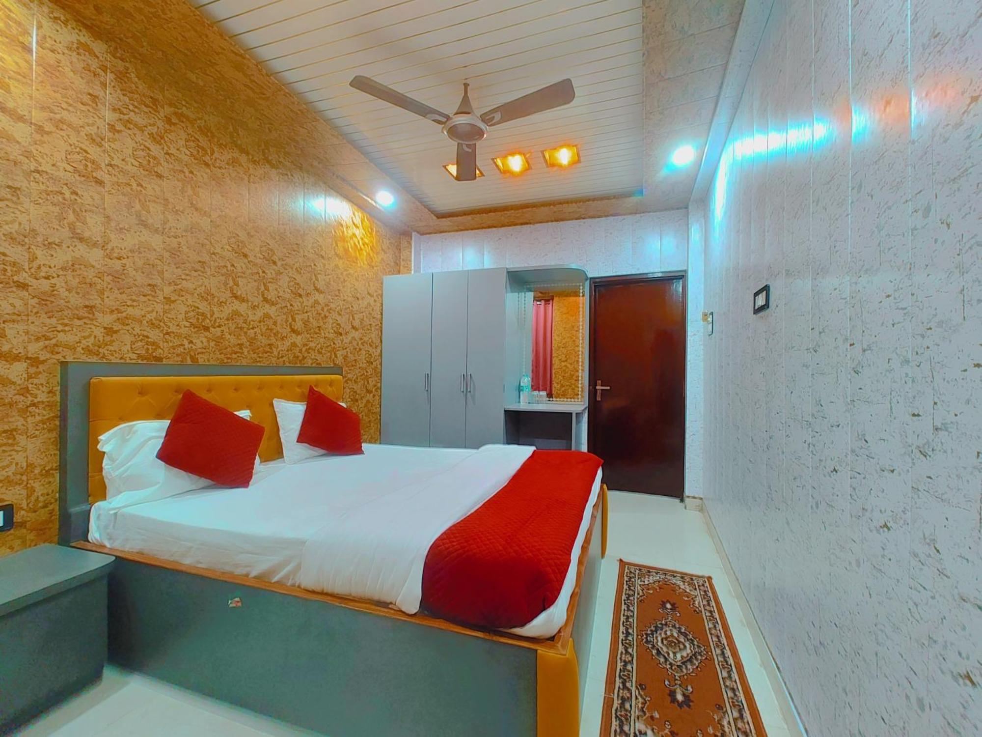 Hotel R K 700 Mtr From Kashi Vishwanath Temple Varanasi