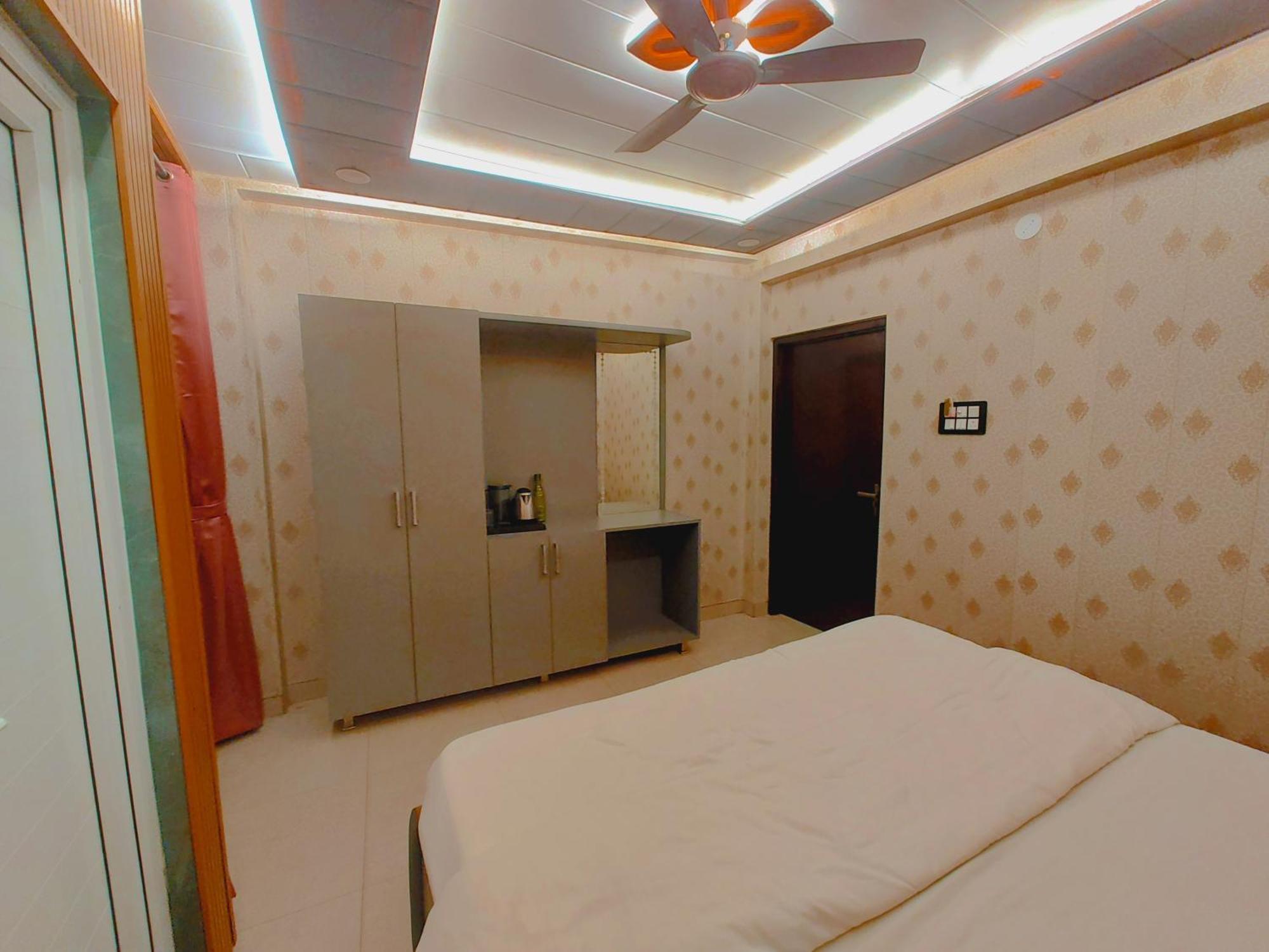 Hotel R K 700 Mtr From Kashi Vishwanath Temple