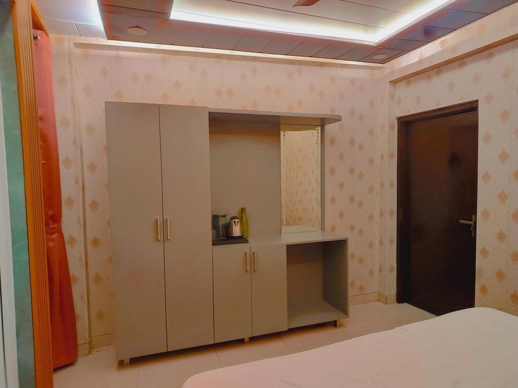R K 700 Mtr From Kashi Vishwanath Temple Hotel Varanasi