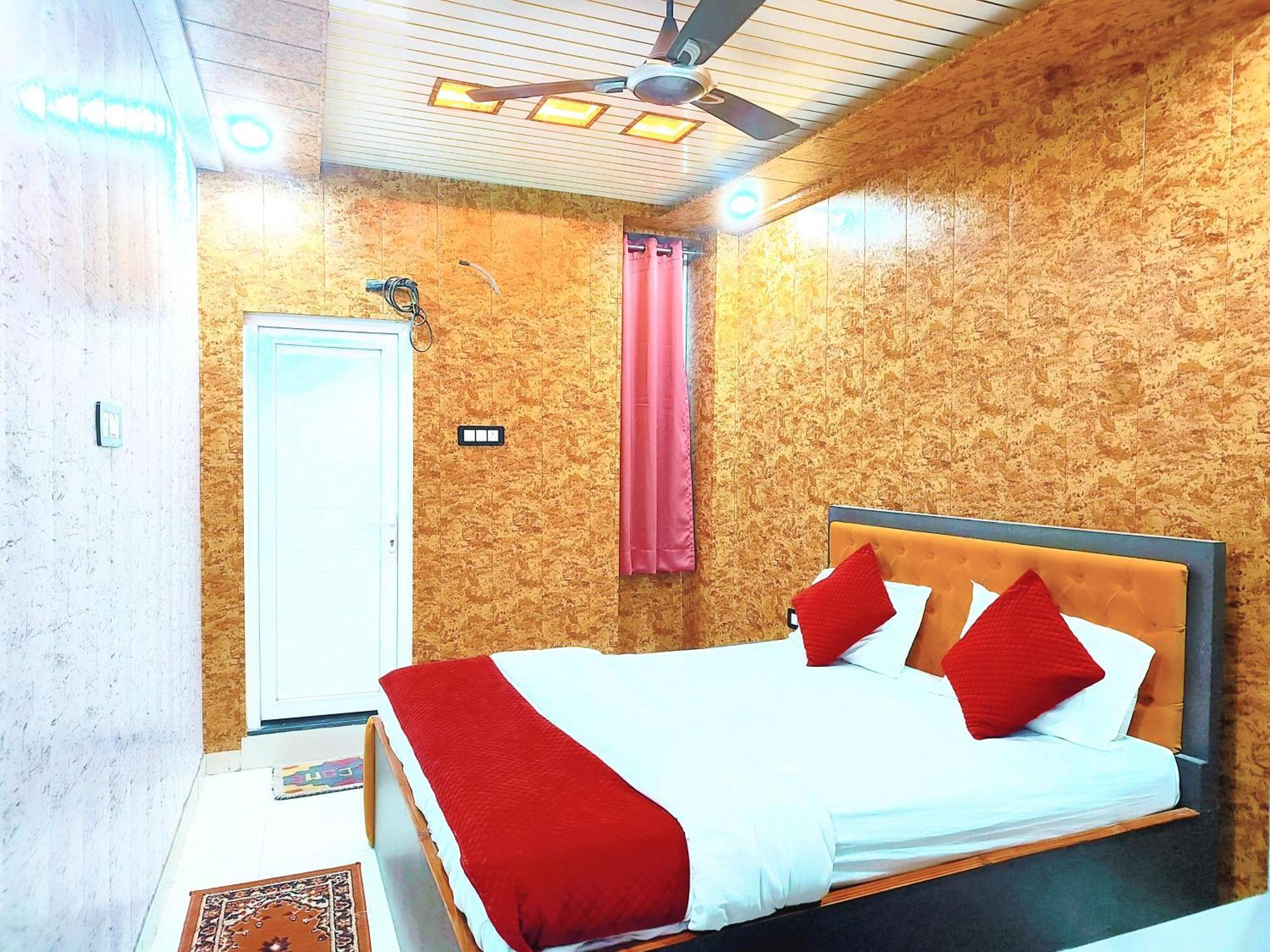Hotel R K 700 Mtr From Kashi Vishwanath Temple Varanasi