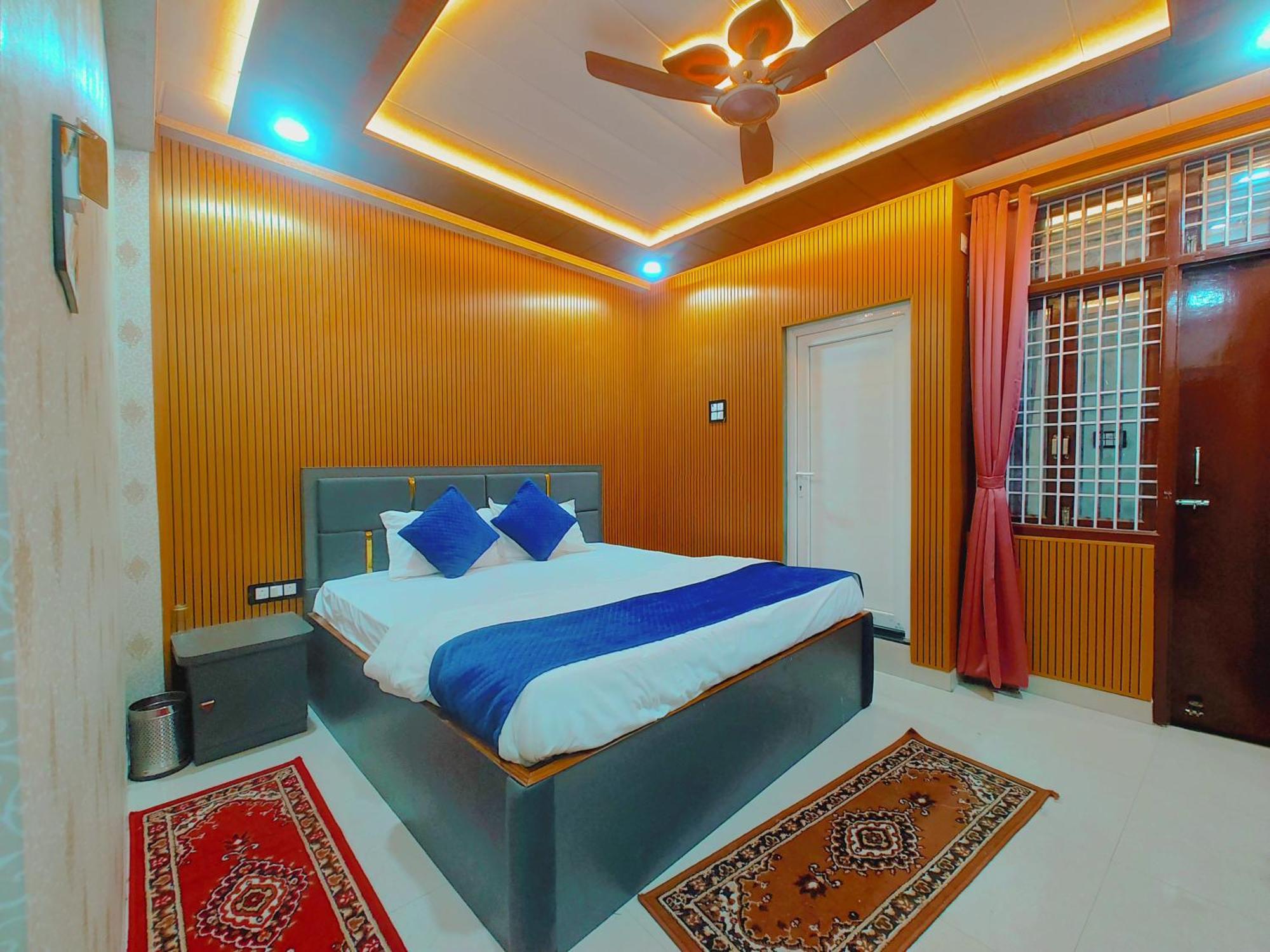 R K 700 Mtr From Kashi Vishwanath Temple Hotel