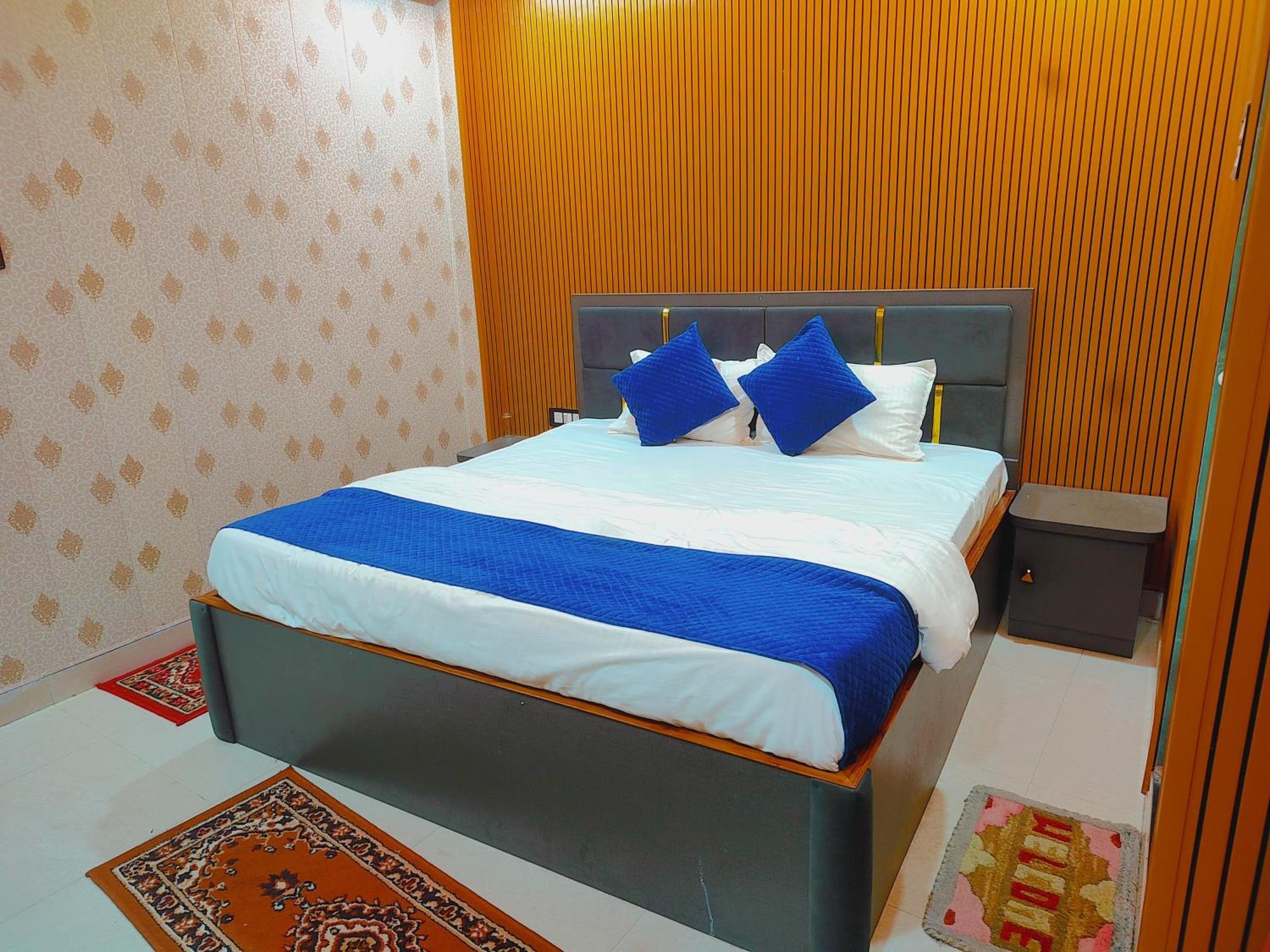 Hotel R K 700 Mtr From Kashi Vishwanath Temple