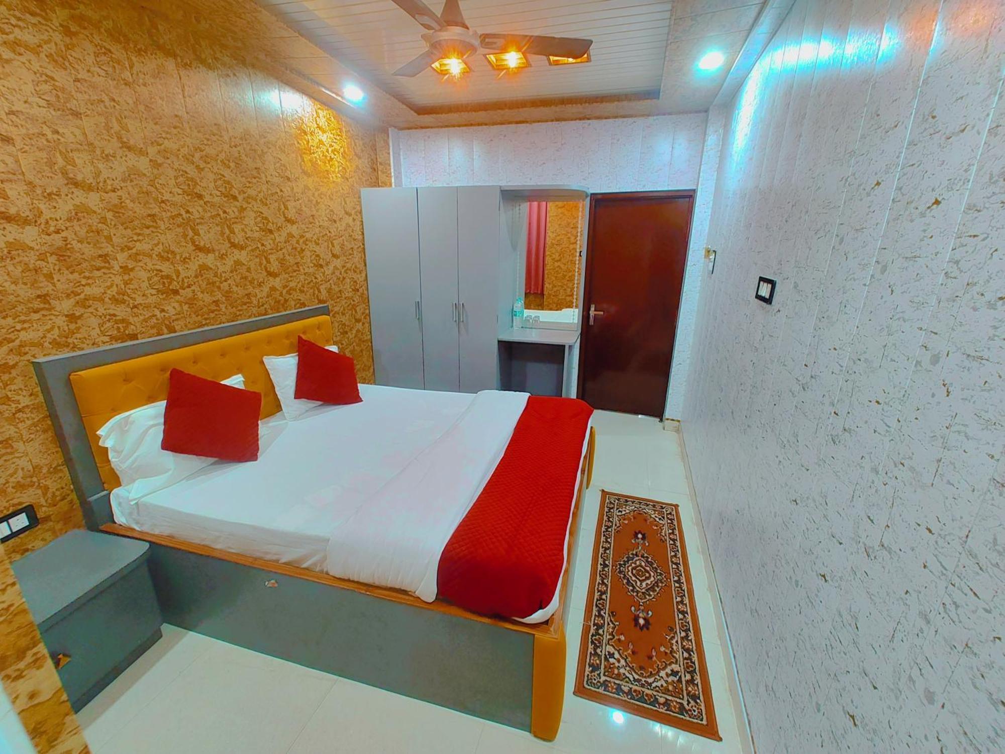 Hotel R K 700 Mtr From Kashi Vishwanath Temple *