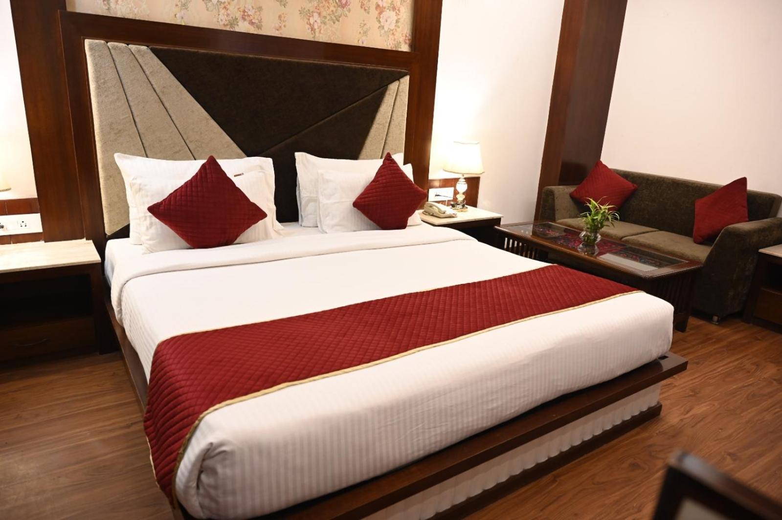 Square Hotel- Parking , Lift Hotel 4*