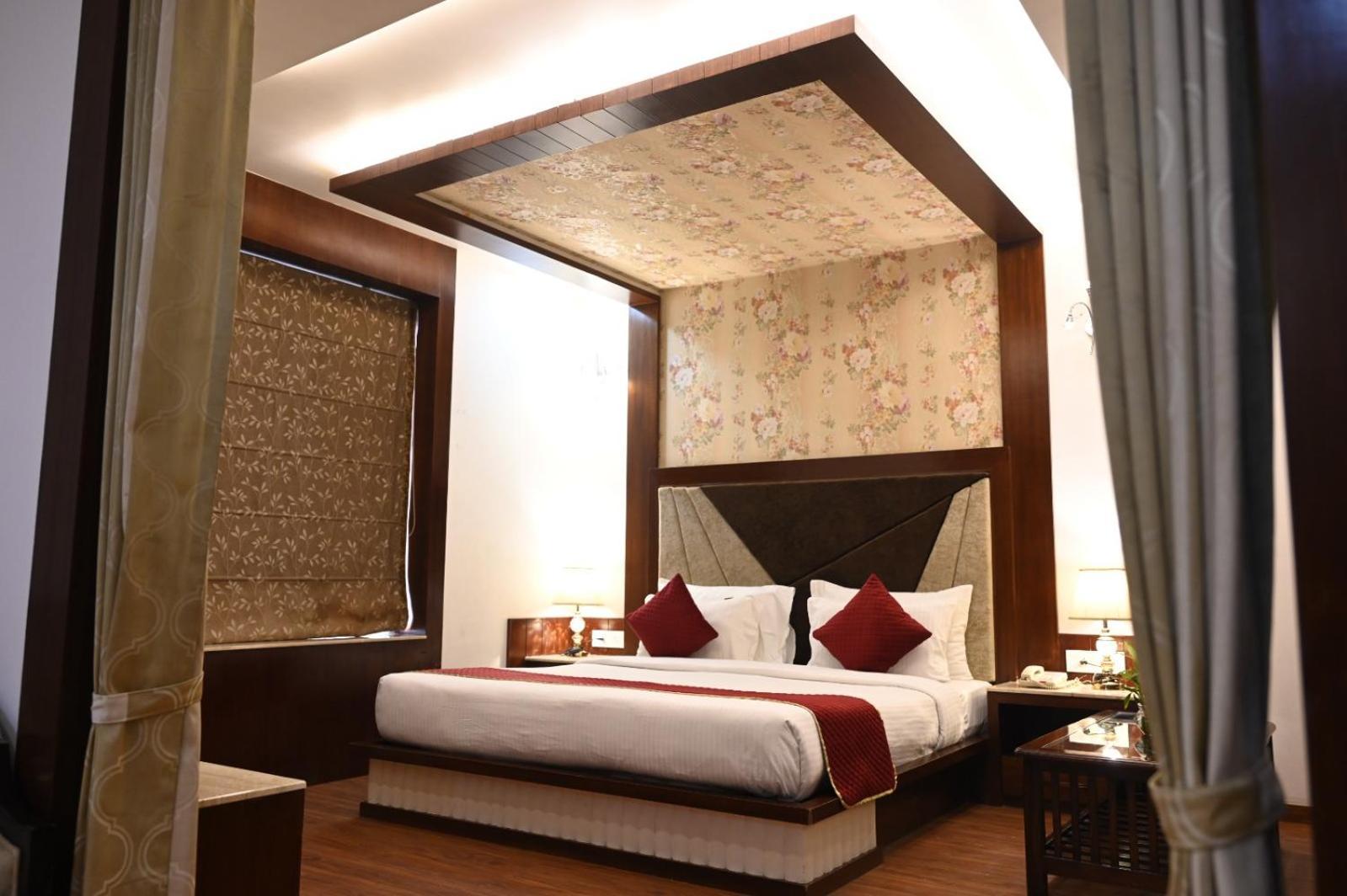 Hotel Square Hotel- Parking , Lift