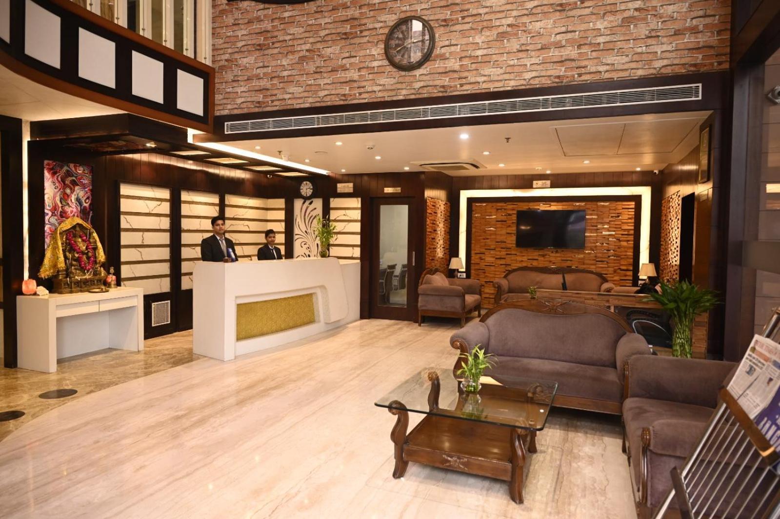 Square Hotel- Parking , Lift Varanasi