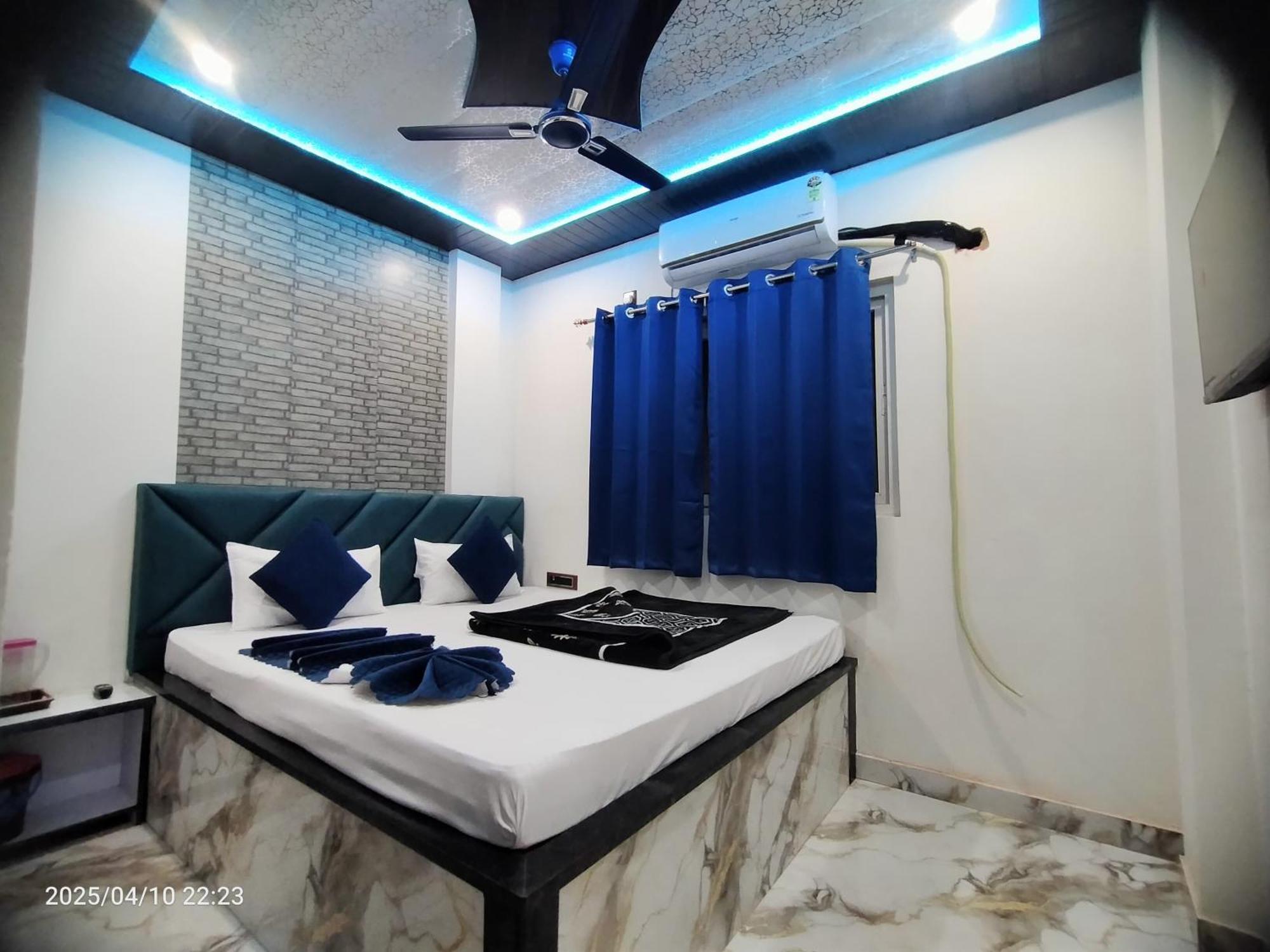 Neelkanth Pg House *