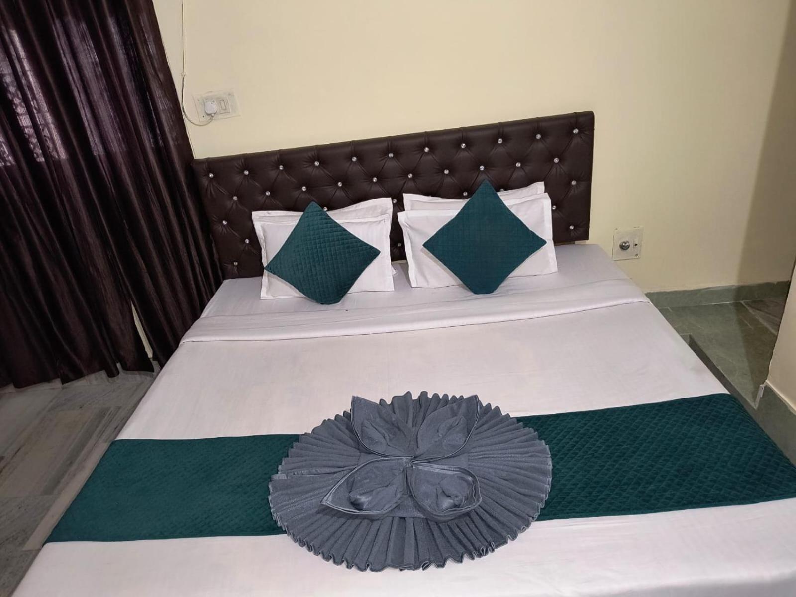 Kashi Paradise 300 Mtr Walking From Kashi Vishwanath Temple Hotel