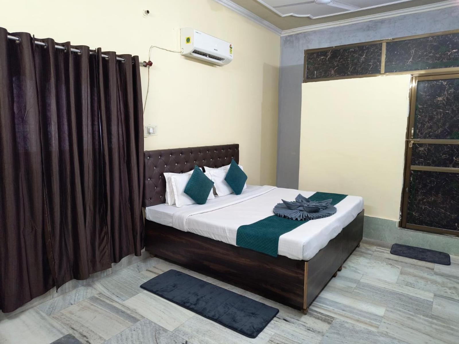 Hotel Kashi Paradise 300 Mtr Walking From Kashi Vishwanath Temple 3*