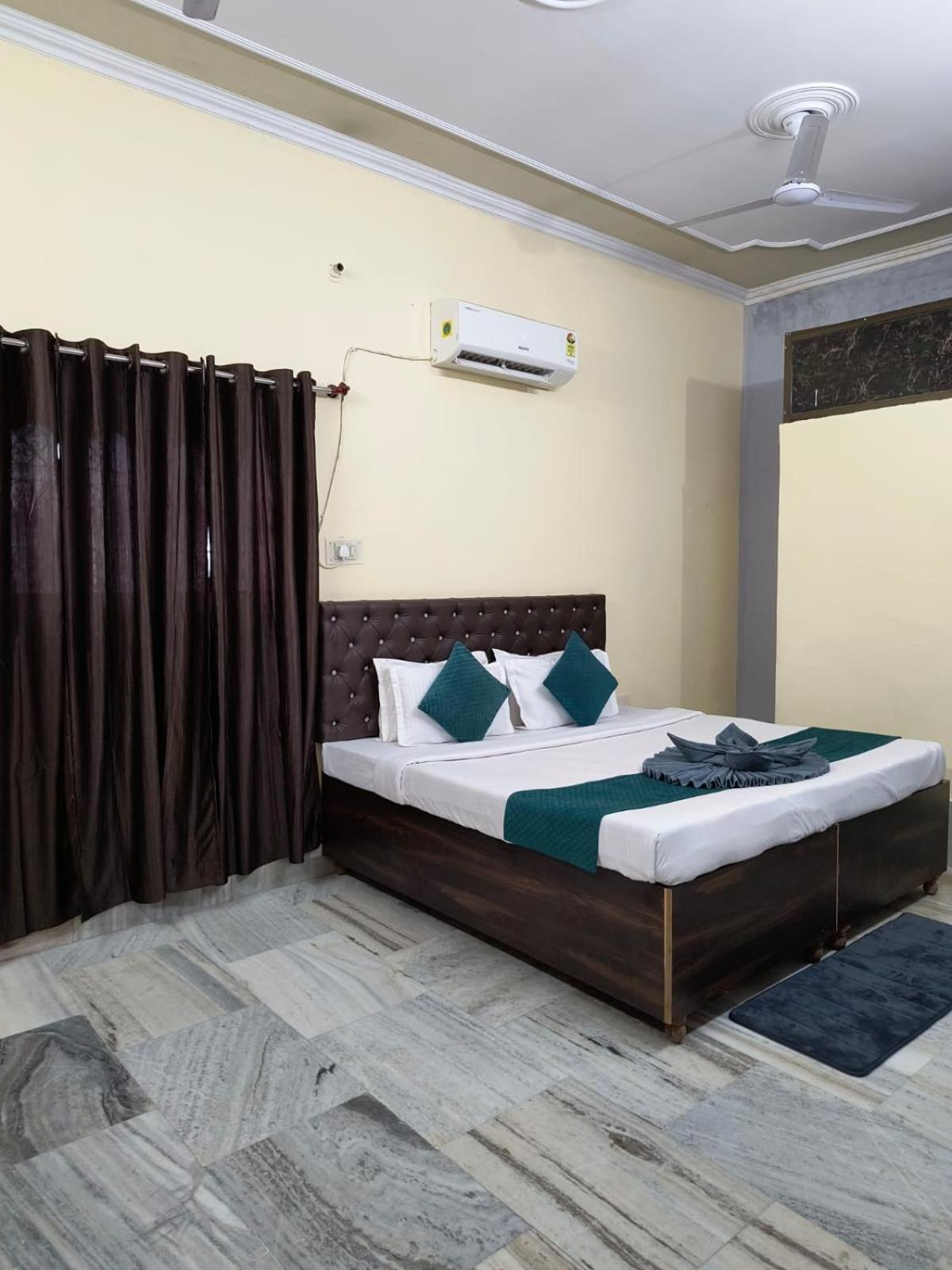 Hotel Kashi Paradise 300 Mtr Walking From Kashi Vishwanath Temple 3*