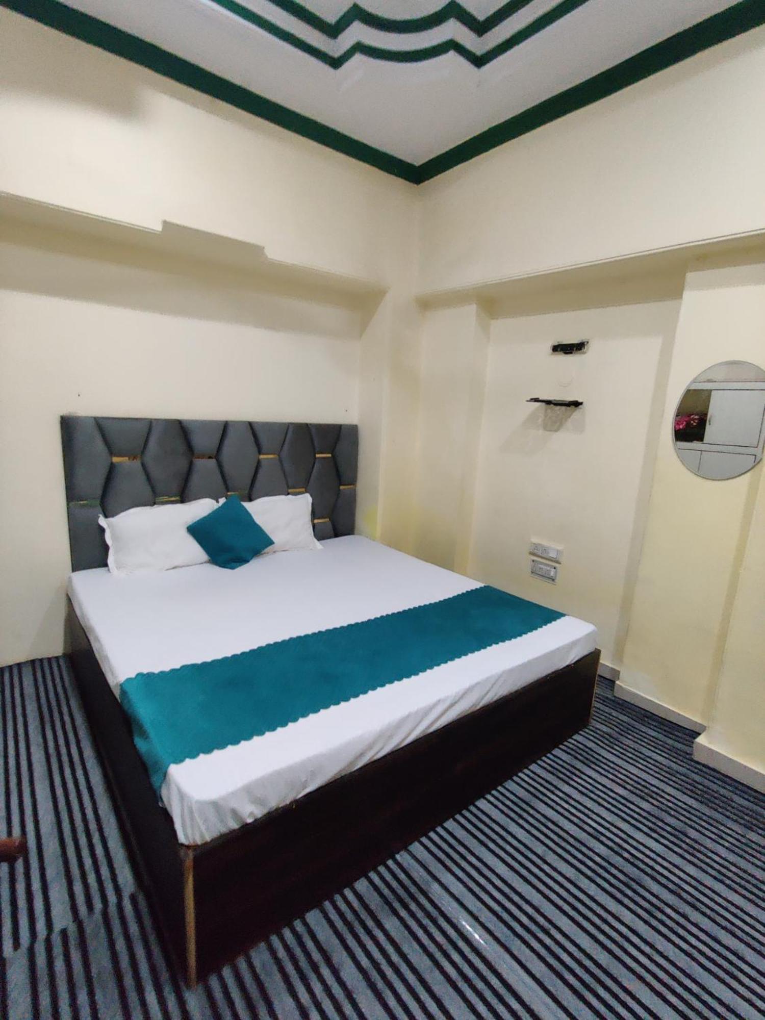 Kashi Paradise 300 Mtr Walking From Kashi Vishwanath Temple Hotel 3*