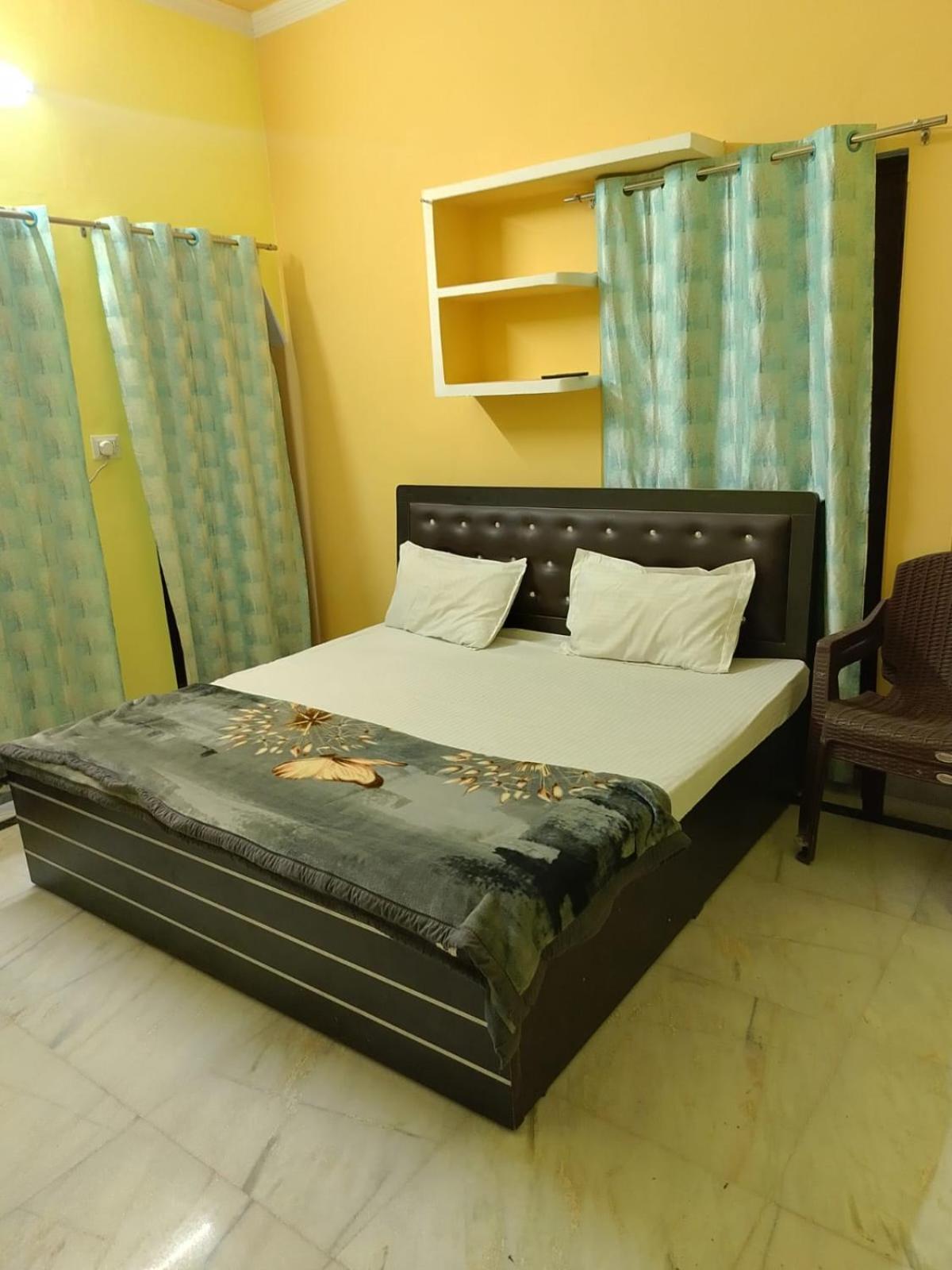 Baba Paying Hotel Varanasi