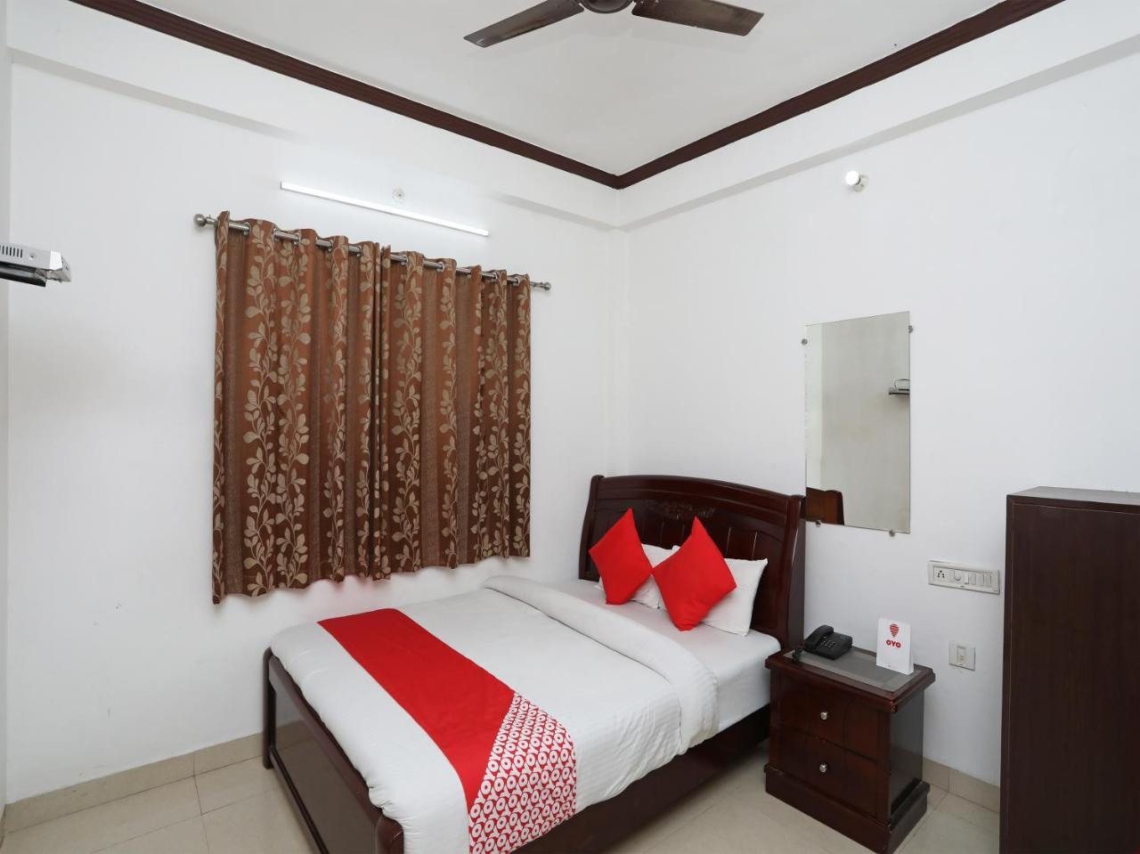 Oyo 15027 Lotus International 3* Varanasi