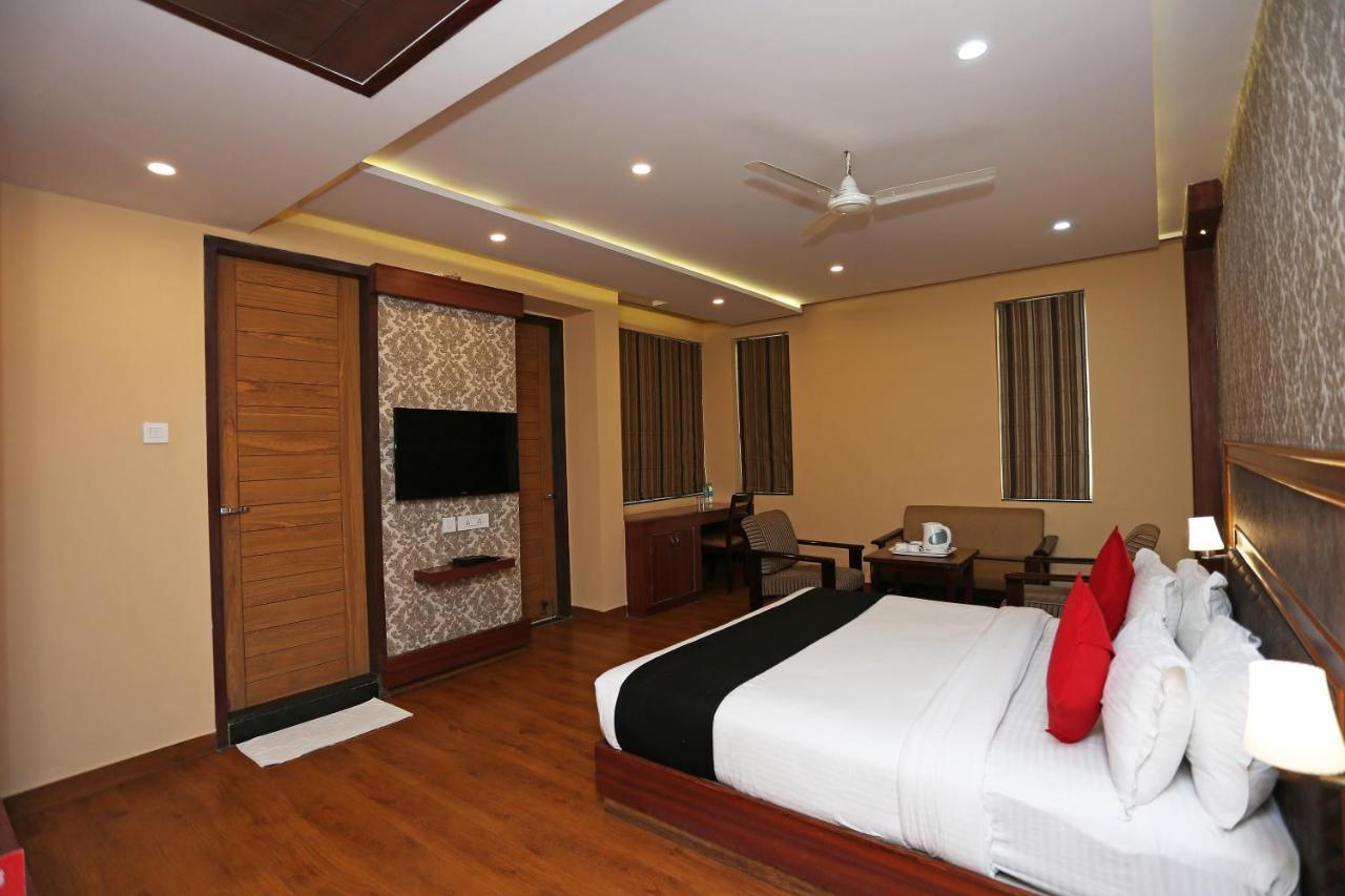 Hotel Capital O 4535 Uma Palace