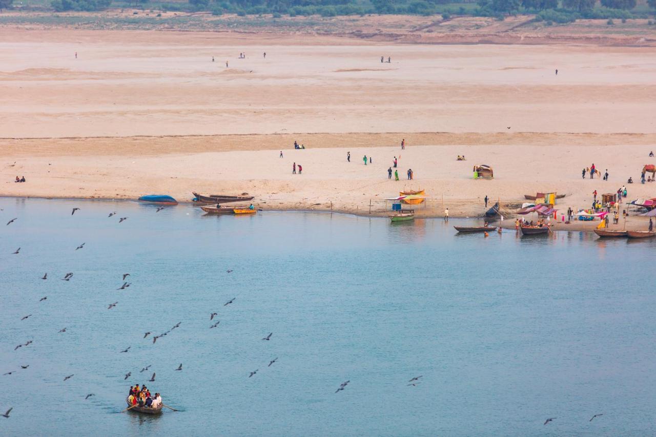 Wander Station * Varanasi