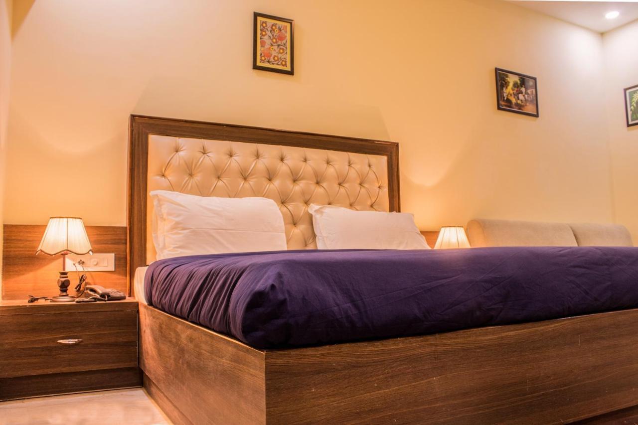 Hotel Lav Kush International *
